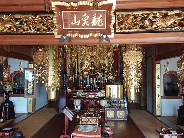 善福寺の本堂内部